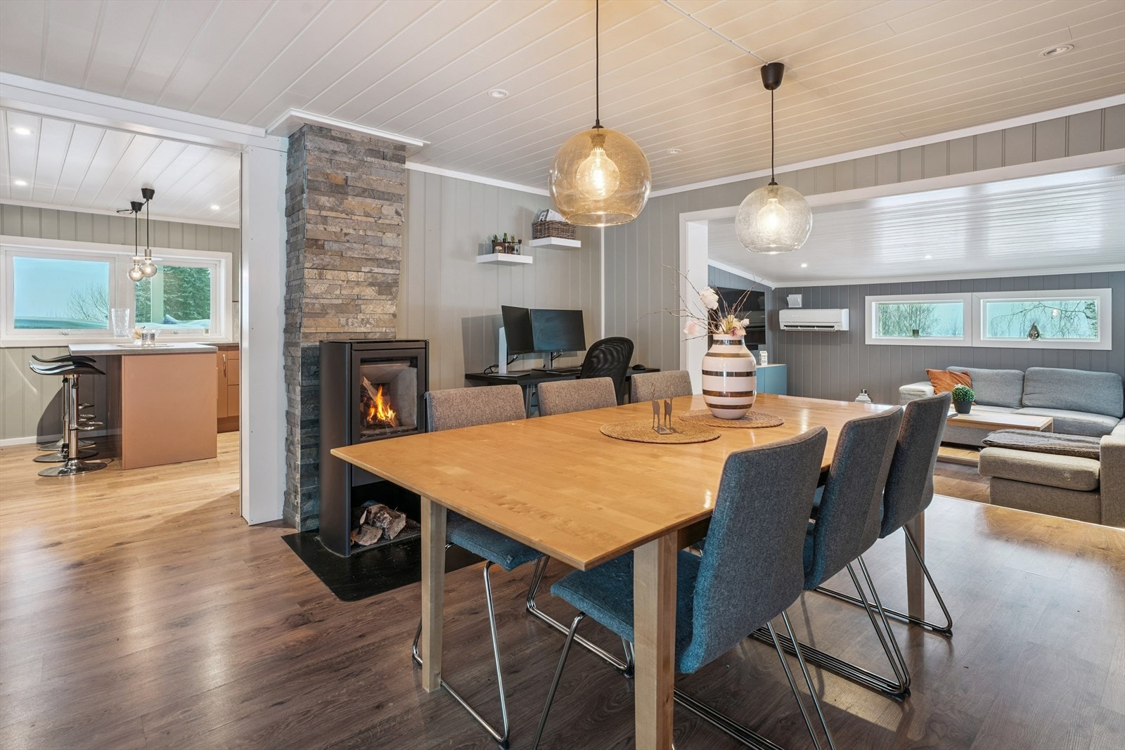 En luft-til-luft varmepumpe, installert 2022/2023, bidrar til energieffektiv oppvarming. Galleribilde