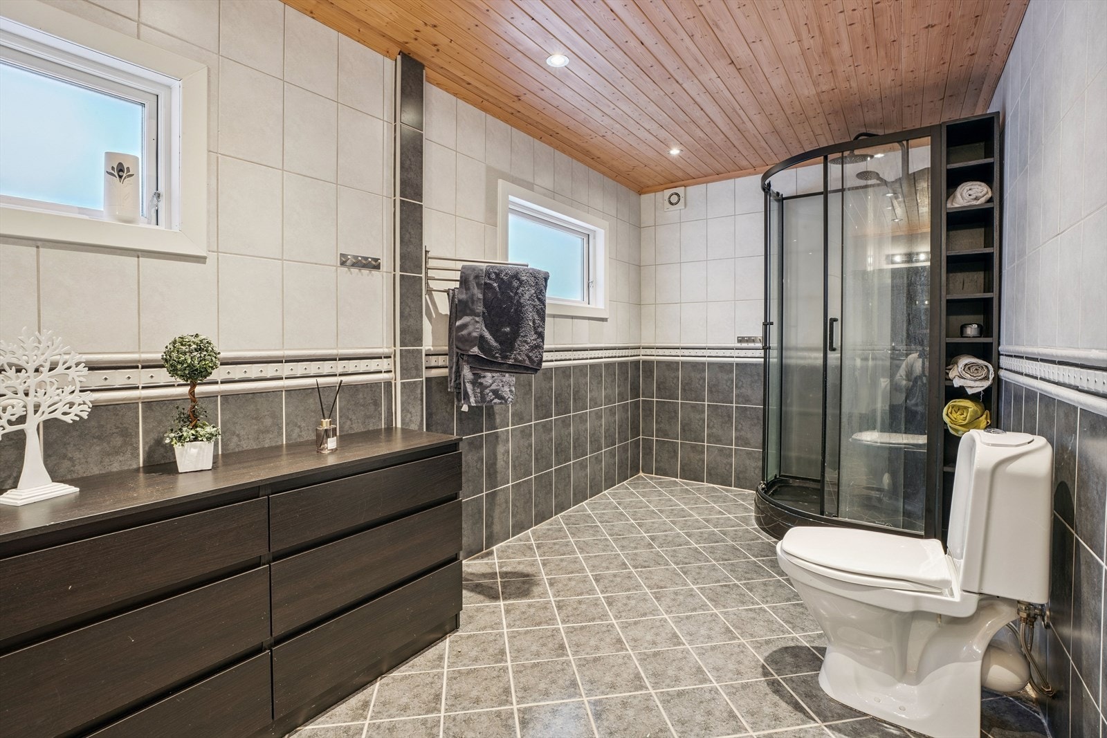 Badet i første etasje har flislagte gulv og vegger, samt dusjkabinett. Galleribilde