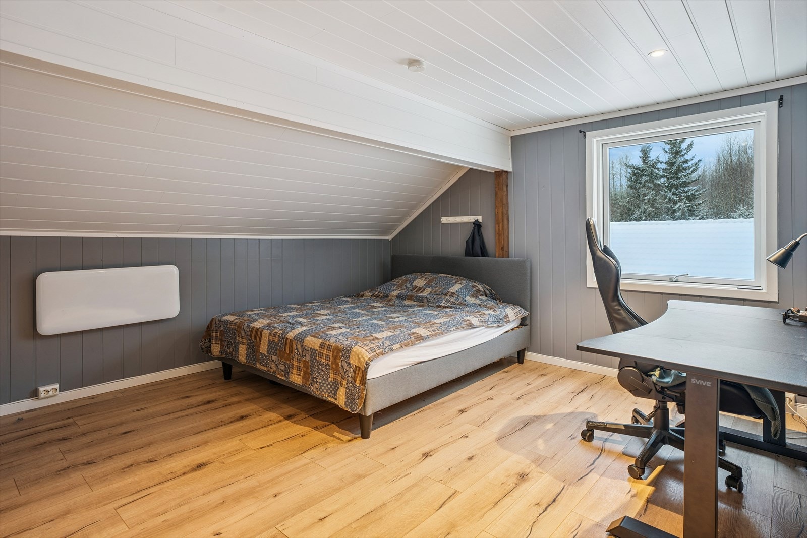 Soverommet i andre etasje har et nylig skiftet vindu fra 2024. Galleribilde