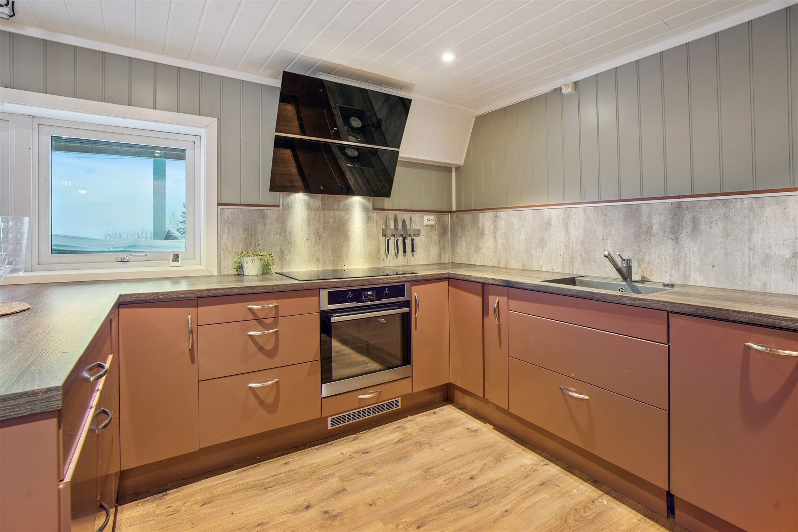 Integrerte hvitevarer inkluderer induksjonstopp, stekeovn, mikro og oppvaskmaskin. Galleribilde