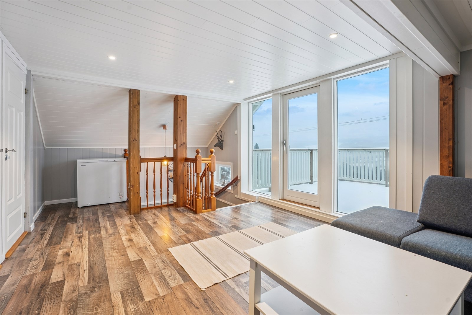 Loftstuen er et lyst og anvendelig rom med utgang til en balkong på 10 m². Galleribilde