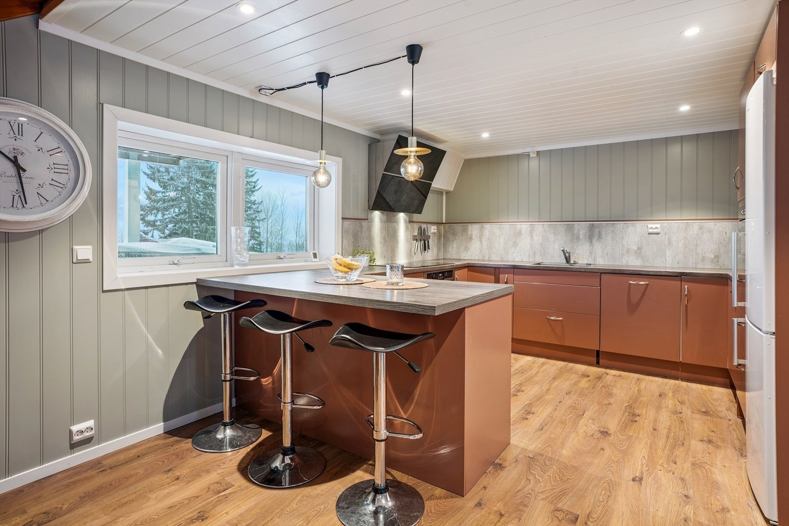 Innredningen har slette fronter og laminert benkeplate med nedfelt vaskekum. Galleribilde