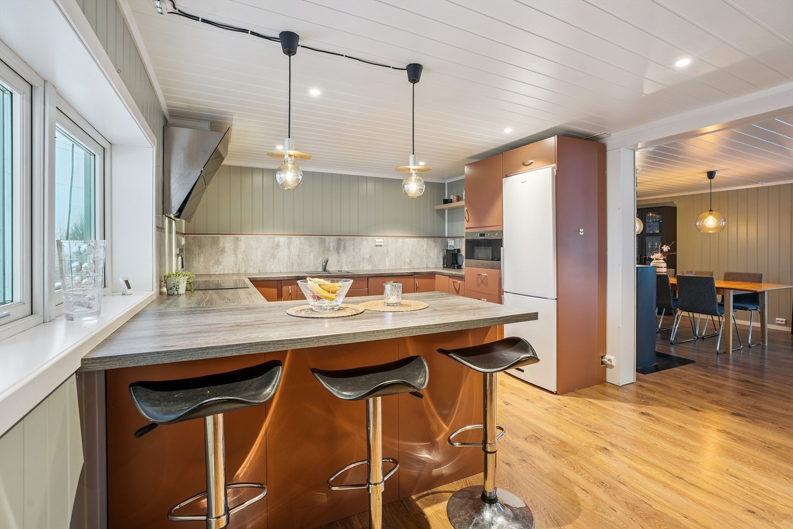 Kjøkkenet fra Epoq (2017) har en praktisk kjøkkenøy med sitteplasser. Galleribilde