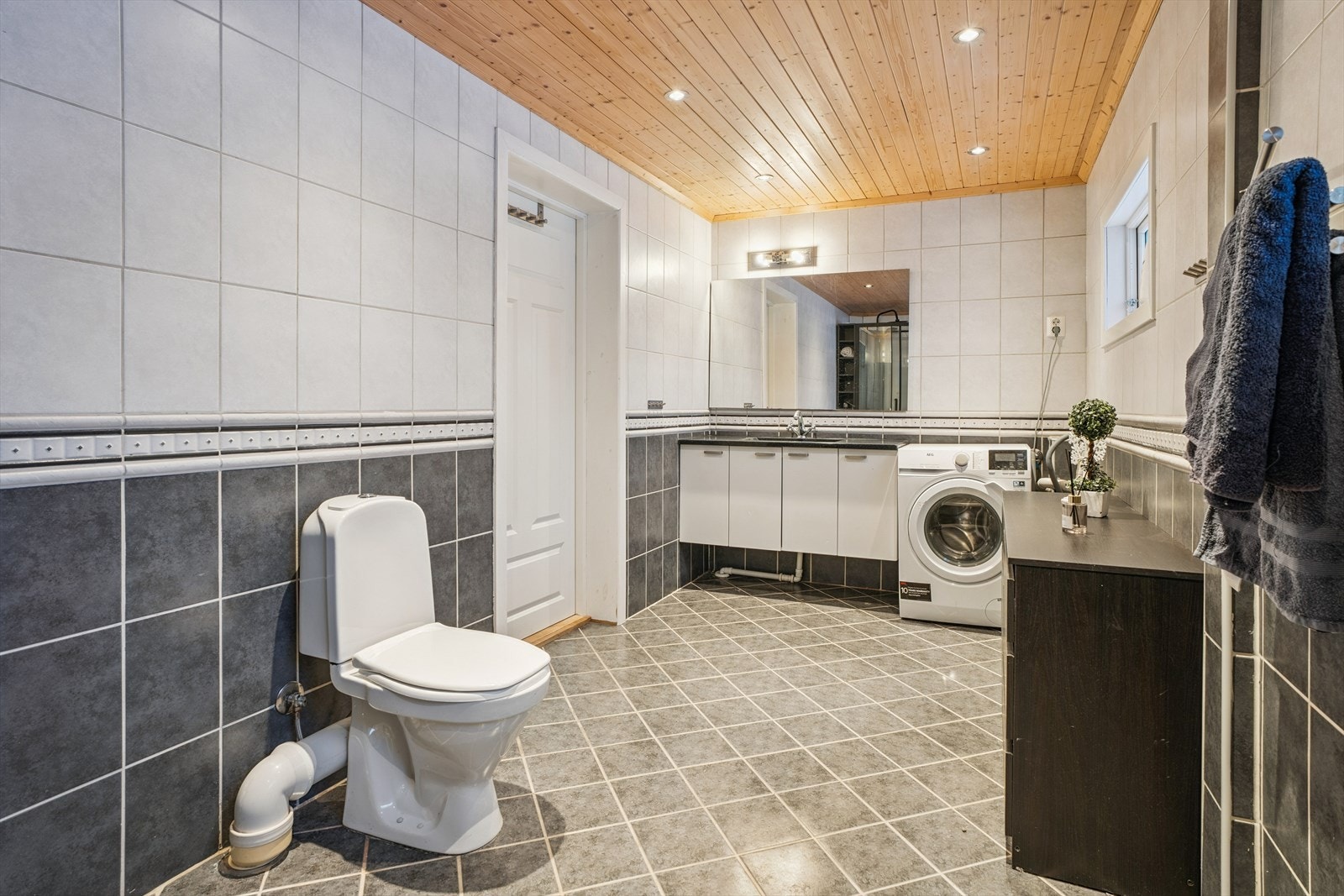 Elektriske varmekabler i gulvet gir økt komfort. Badet ble fornyet i 2008. Galleribilde