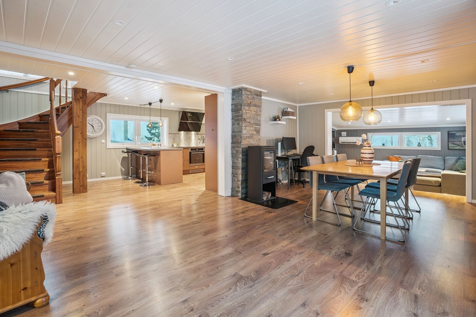 Boligens sosiale sone har en åpen løsning mellom kjøkken, spisestue og stue. Galleribilde