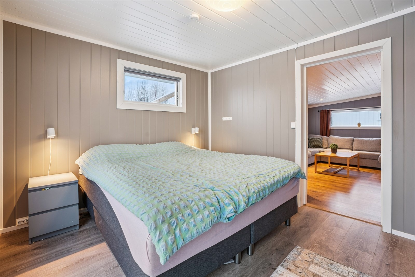 Rommet har god plass til dobbeltseng og tilhørende møblement. Galleribilde