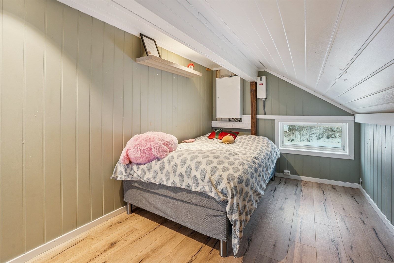 Innredet rom i 2. etasje. Rommet er ikke godkjent benyttet som soverom pga manglende godkjent rømningsveg Galleribilde