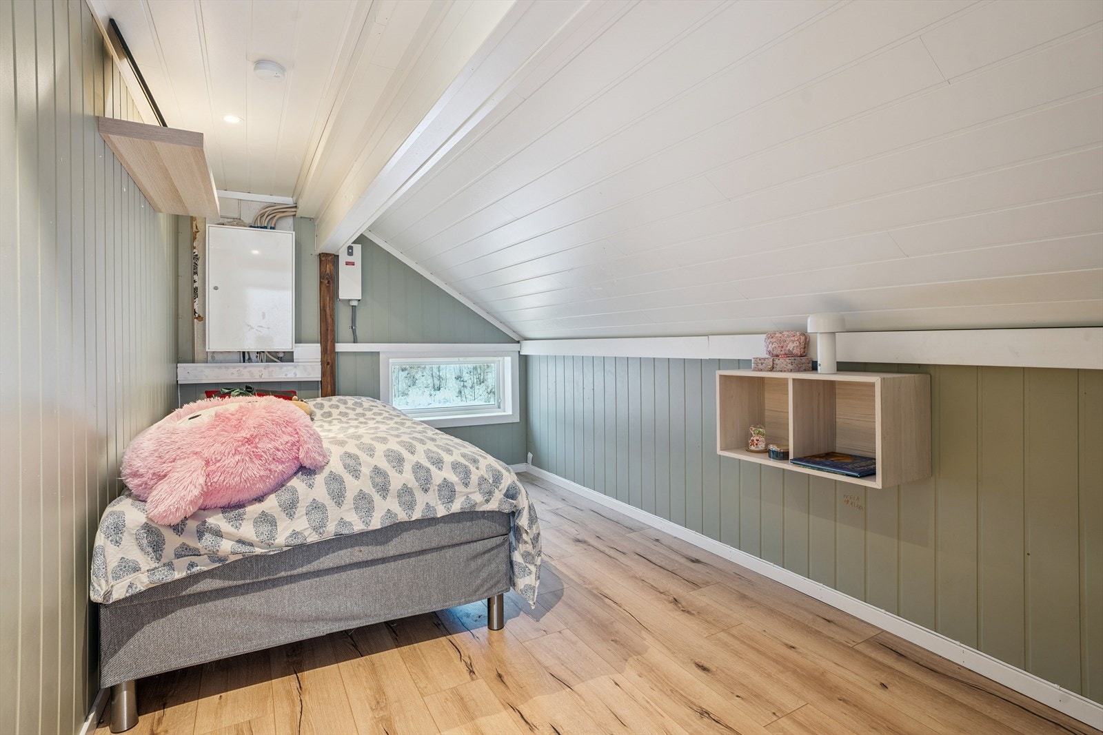 Etasjen har også 13 m² gulvareal med lav takhøyde som gir ekstra lagringsmuligheter. Galleribilde