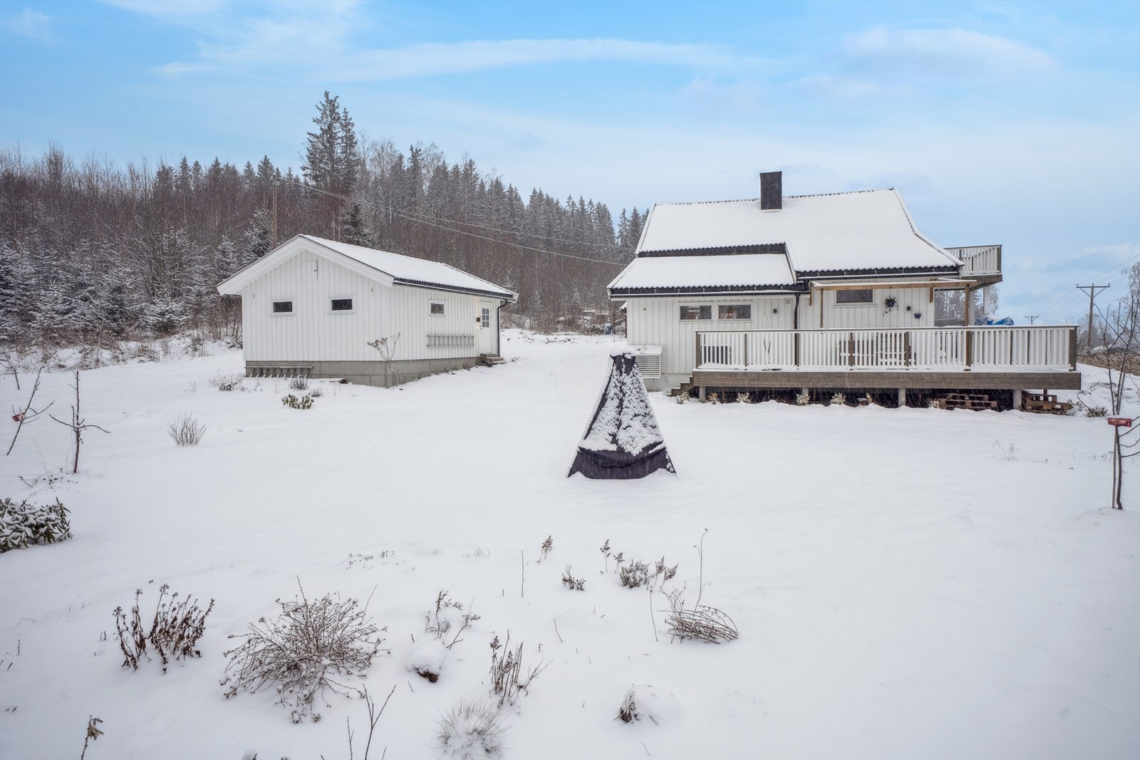 Enebolig med en rolig og idyllisk beliggenhet i Fløtlia, landlig men likevel sentralt. Galleribilde