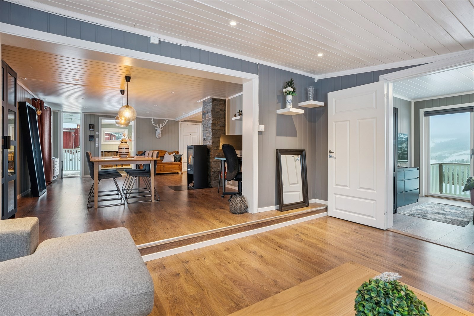 Gjennomgående laminatgulv og lyse mdf-plater på vegger og i himling. Galleribilde