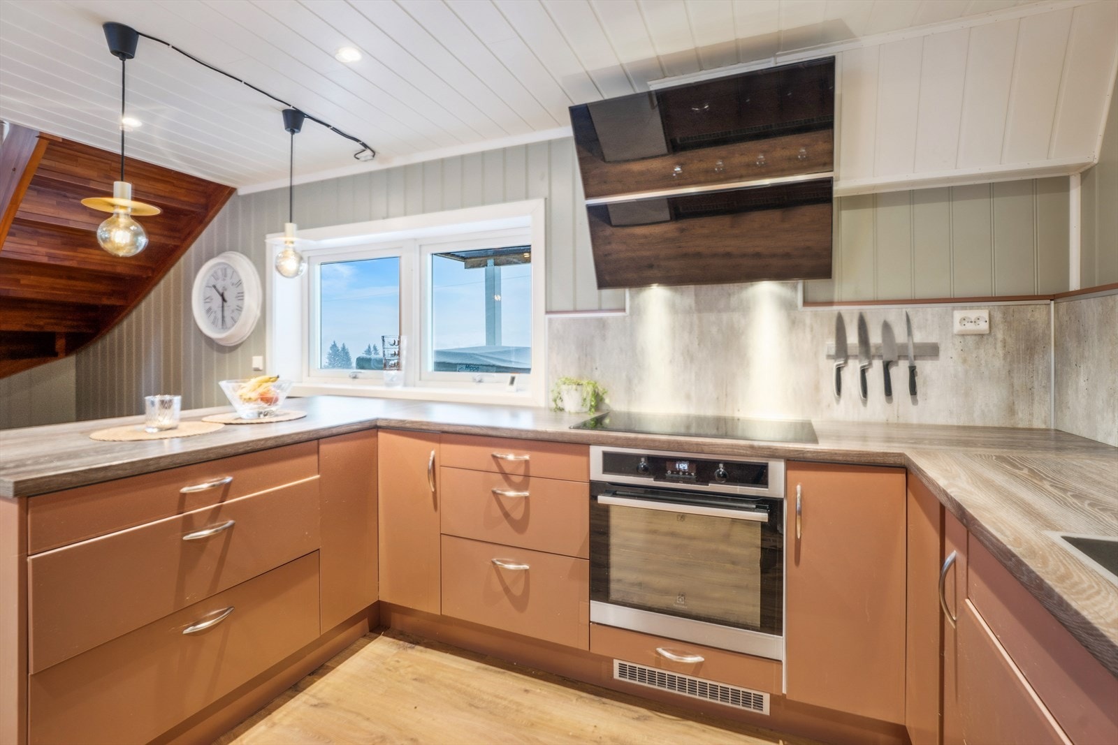 Fra kjøkkenområdet leder en tretrapp opp til boligens andre etasje. Galleribilde