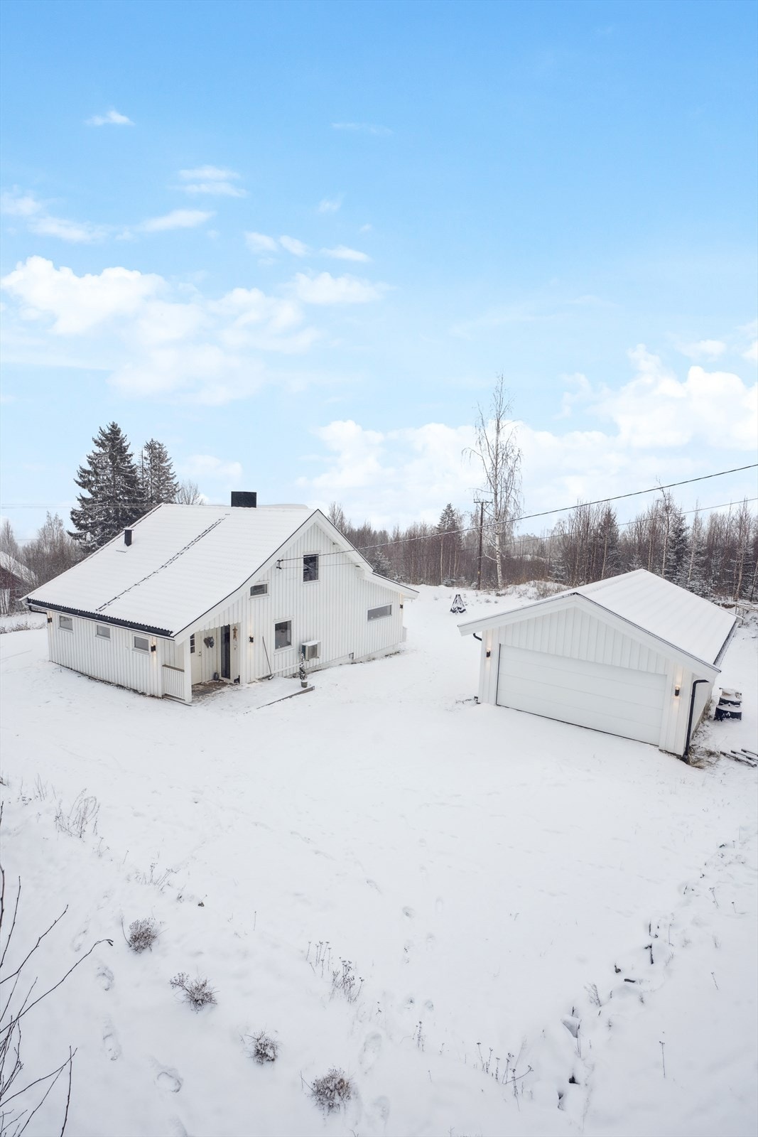 Eiendommen er vesentlig oppgradert med blant annet nyere terrasse, balkong og dobbelgarasje. Galleribilde