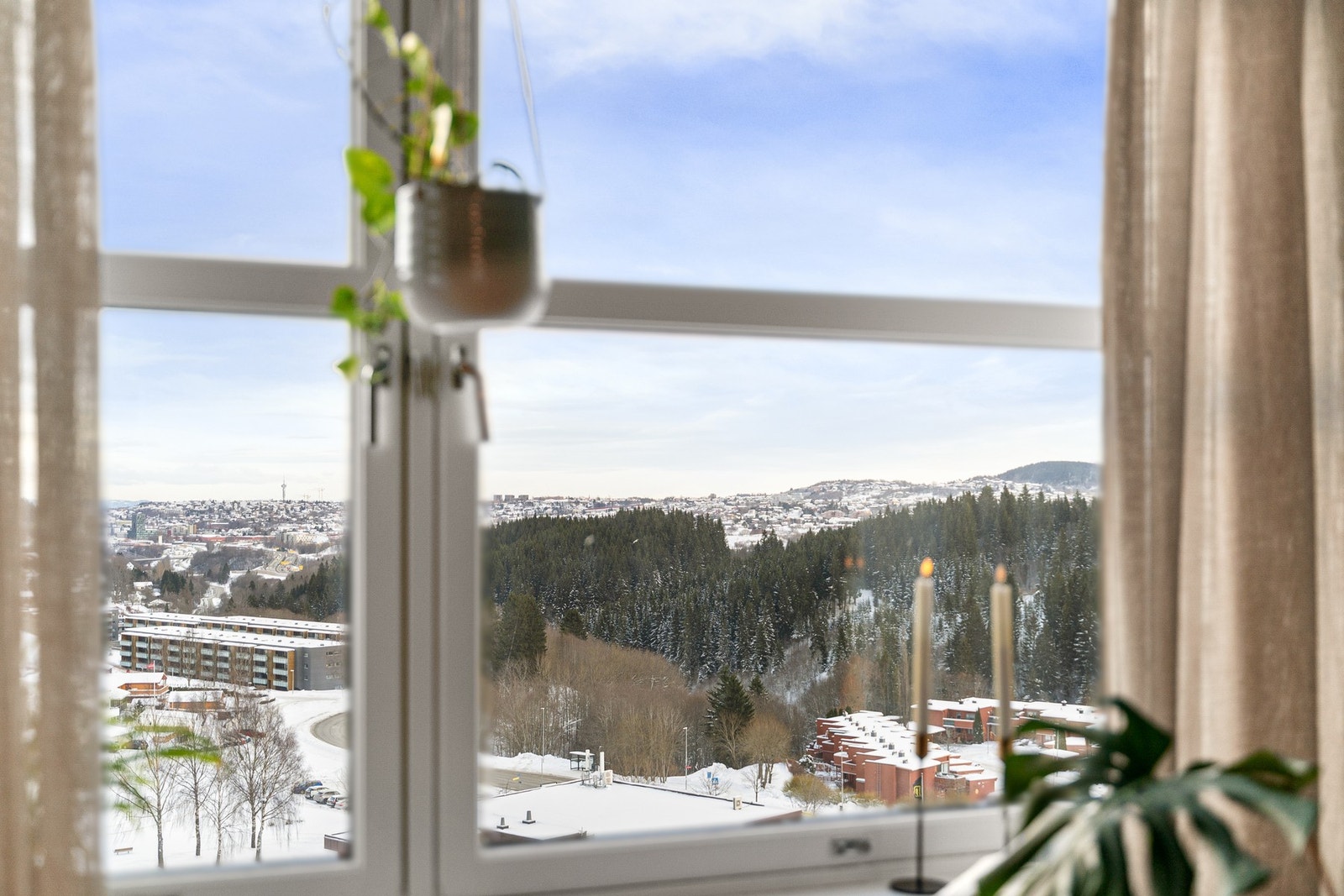 De store vindusflatene gir vidstrakt utsikt utover byen, samt rikelig med naturlig lysinnslipp. Galleribilde