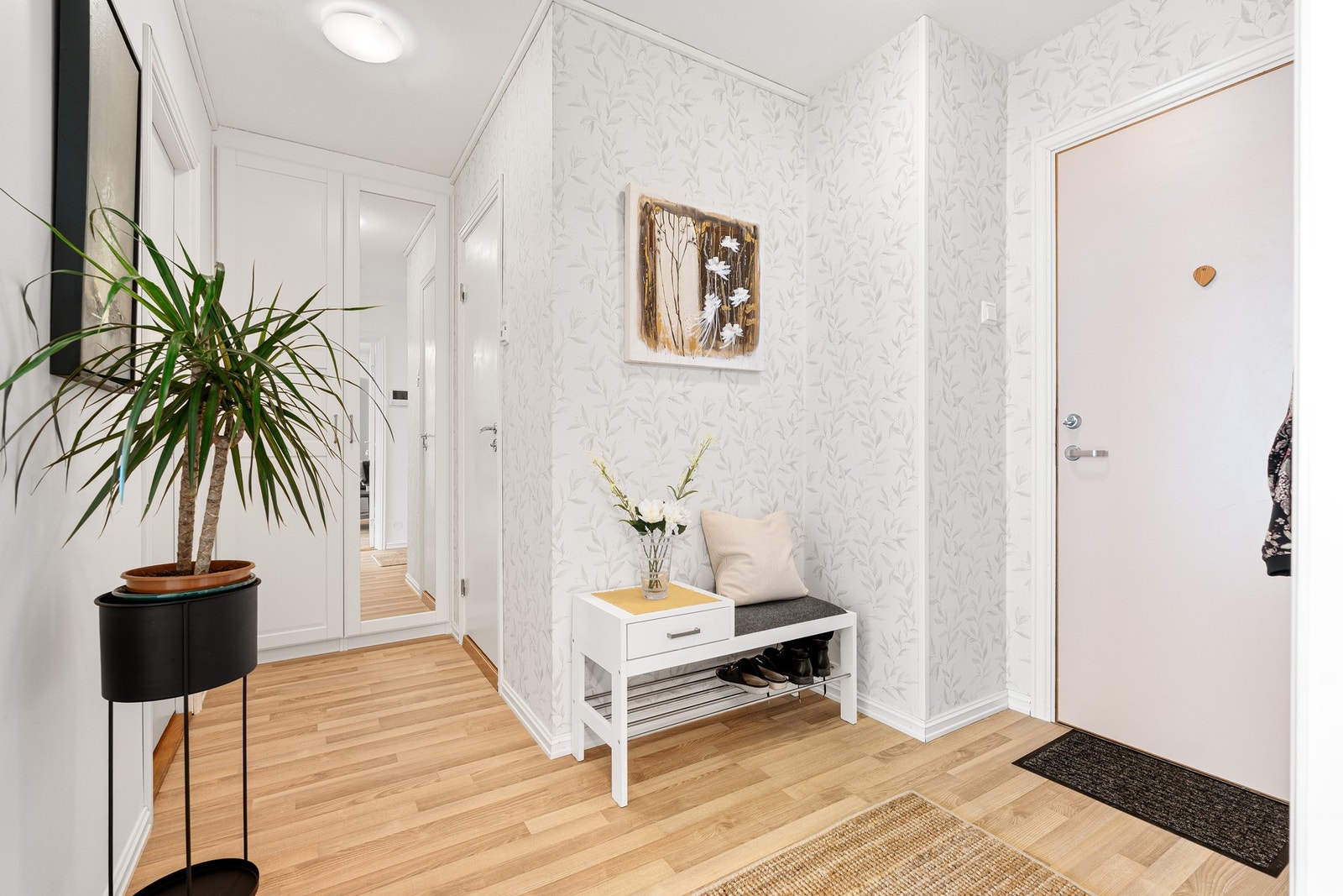 Det er mye inkludert i de månedlige felleskostnadene (TV, internett, kommunale avgifter, varmtvann, vaktmestertjenester , m.m.). Galleribilde