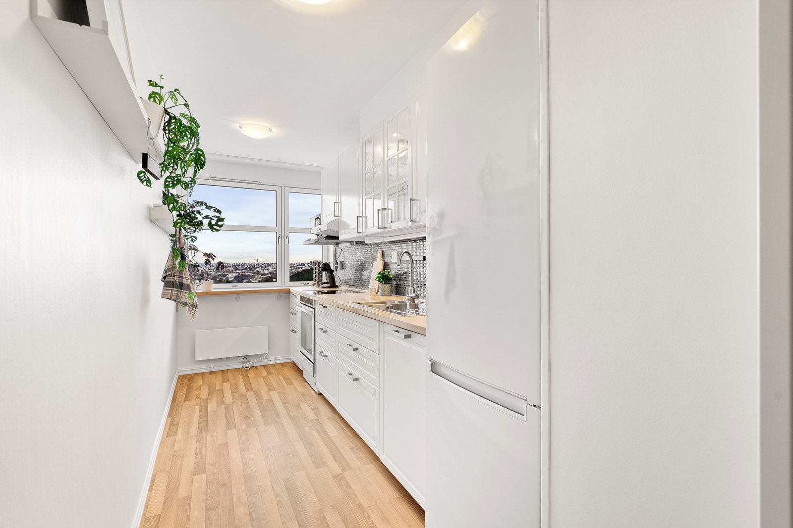 Tidløst kjøkken med mye skap- og benkeplass. Galleribilde