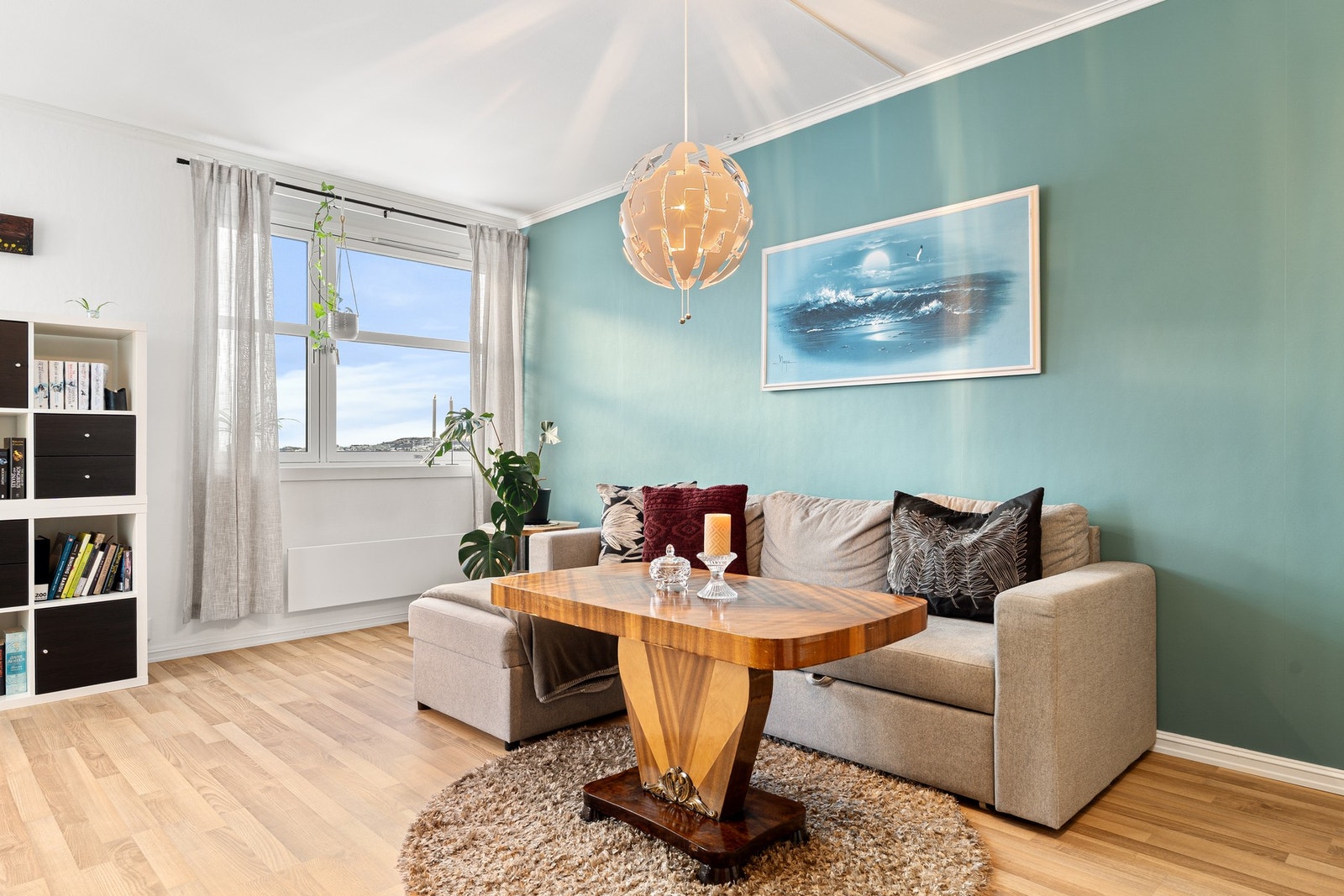 Leiligheten har et lyst og moderne fargevalg som gir stuen en fin romfølelse. Galleribilde