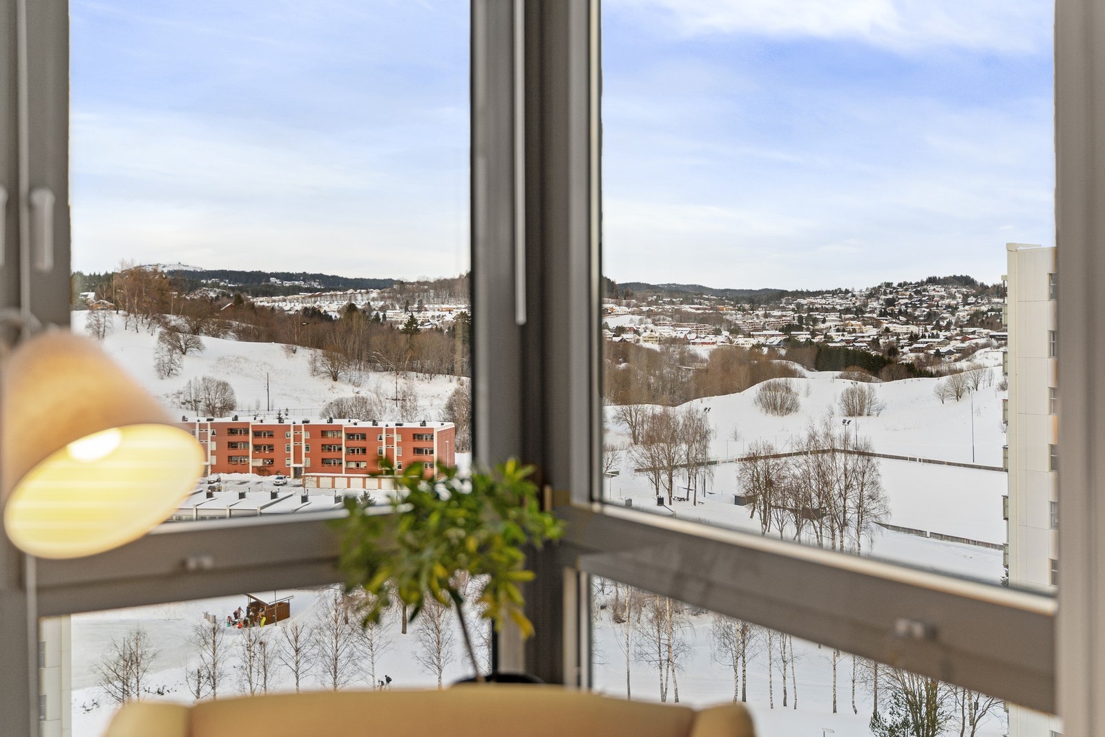 Vidstrakt utsikt utover nabolaget og mot Byåsen. Galleribilde