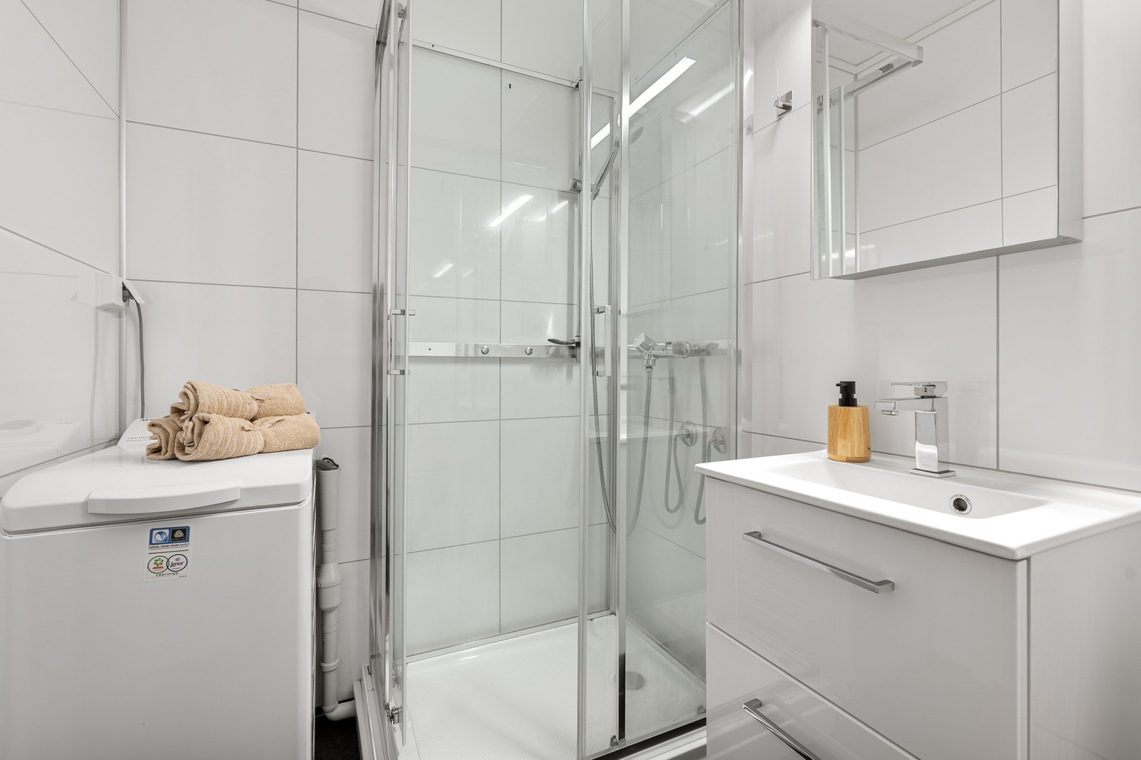 Utstyrt med behagelig gulvvarme, dusjkabinett, servant, toalett og opplegg til vaskemaskin. Galleribilde