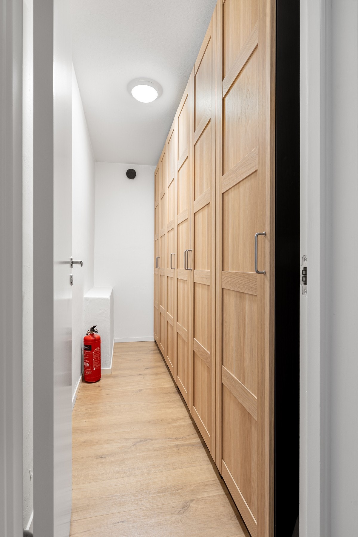 I tilknytning til inngangsdøren er det en praktisk bod med gode oppbevaringsmuligheter. Galleribilde