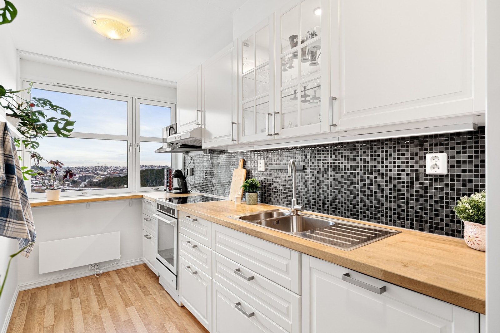 Kjøkkenet er fra 2014 og har blitt vurdert til tilstandsgrad 1 på flere punkter. Galleribilde