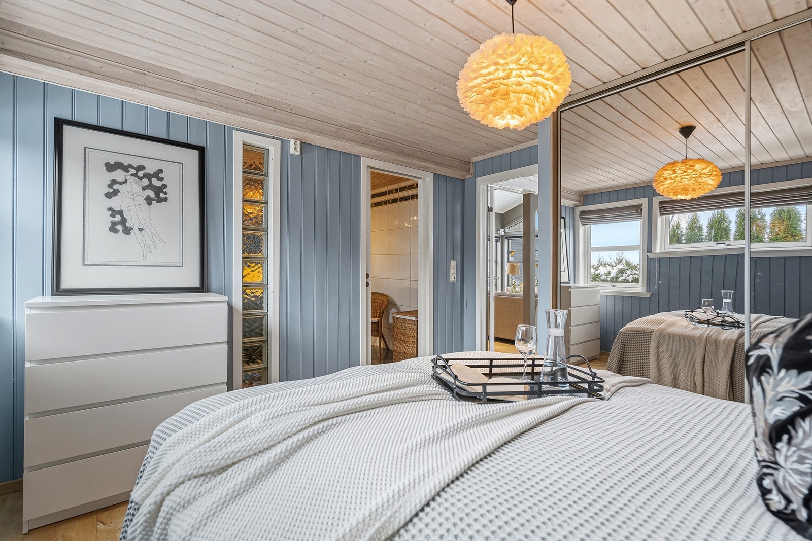Hovedsoverom med skyvedørsgarderobe Galleribilde