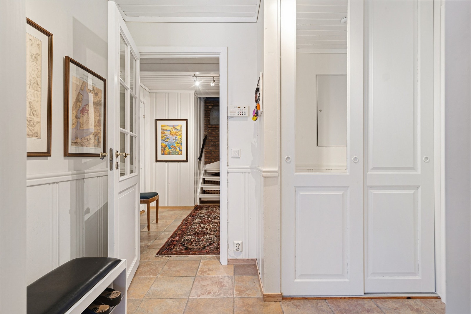 Hall med garderobe i 1. etasje Galleribilde
