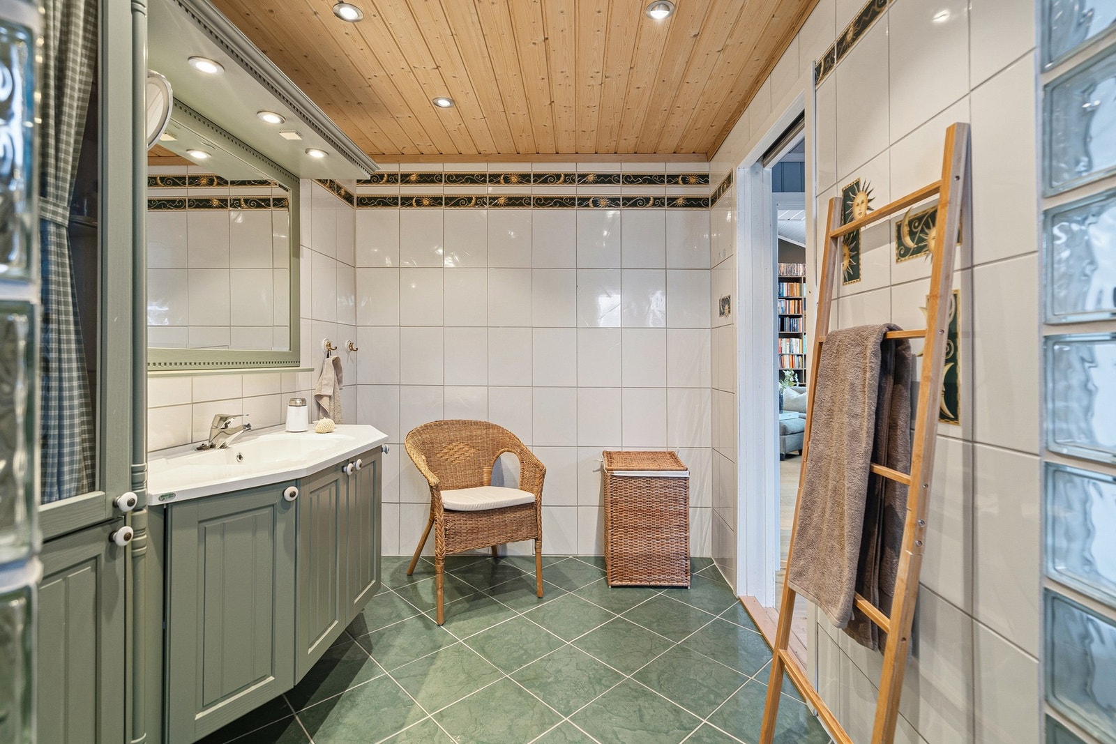 Badet er flislagt på gulv og vegger Galleribilde