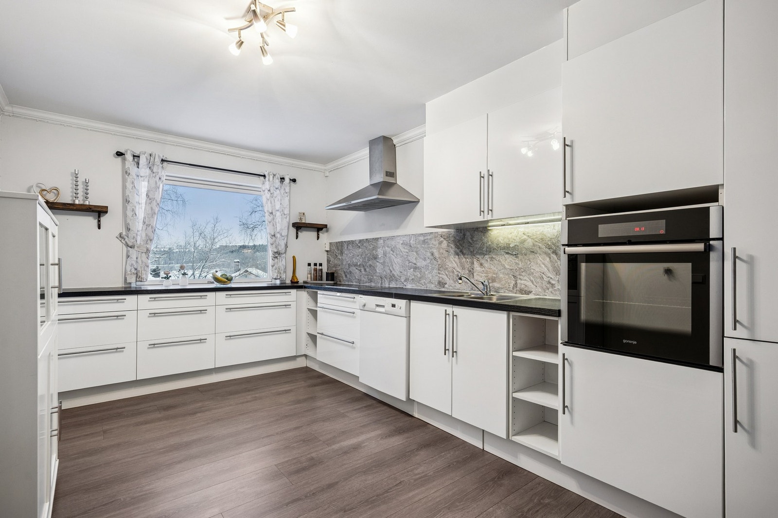 Her får du et stilrent kjøkken med god skap- og benkeplass og smarte løsninger som gjør både matlaging og hverdagslogistikk enkel og effektiv. Galleribilde