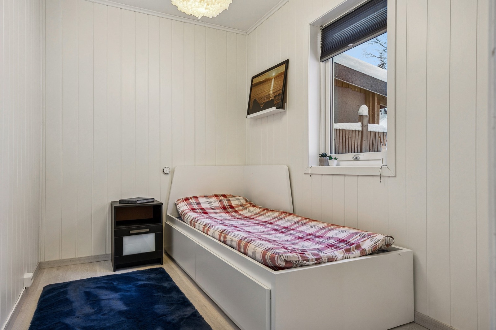 Boligen har totalt 3 soverom, hvorav 1 er i 1.etasje og de to resterende er i underetasjen. Galleribilde