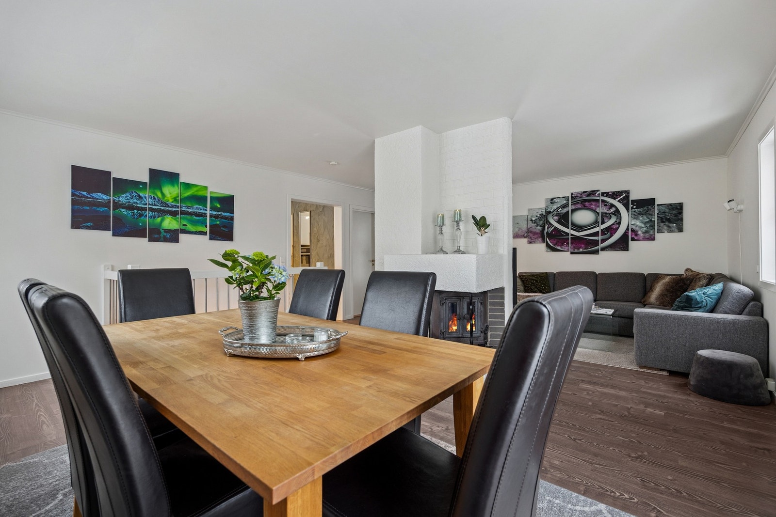 Spisebordet finner sin naturlige plass mellom kjøkken og stue. Galleribilde