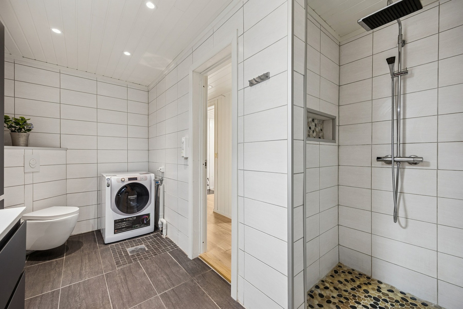 Badet har tidsriktige flislagte vegger og gulv med varmekabler. Galleribilde