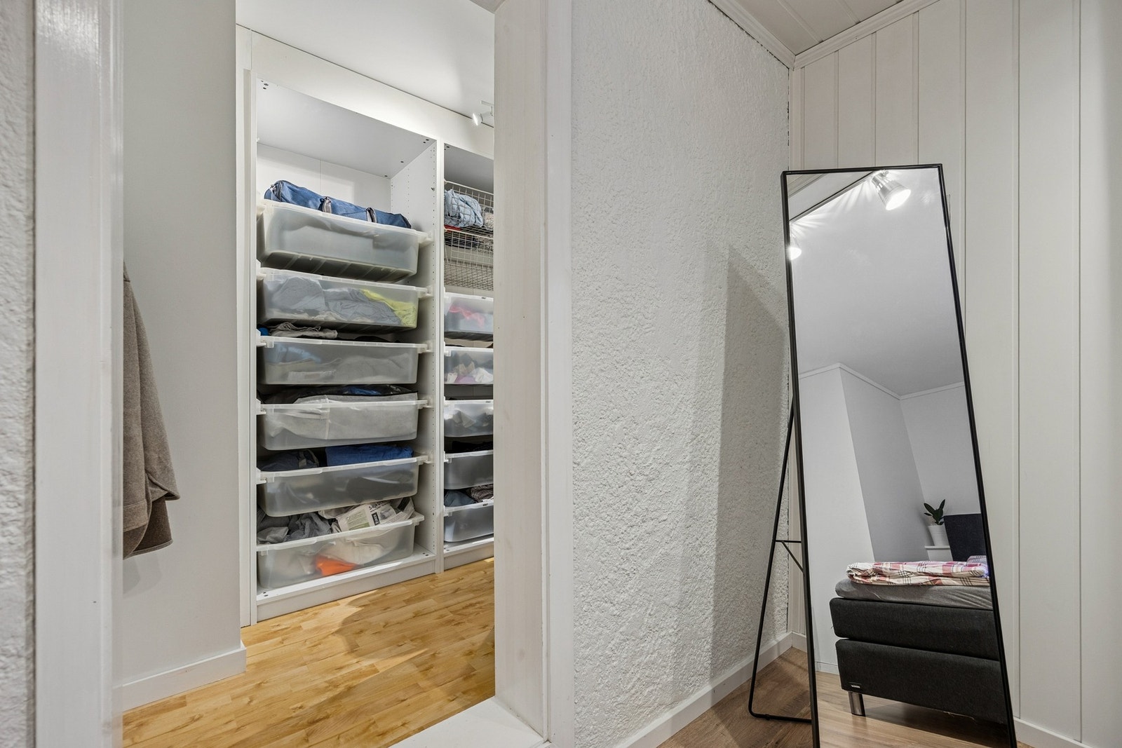 Praktisk walk-in closet. Galleribilde