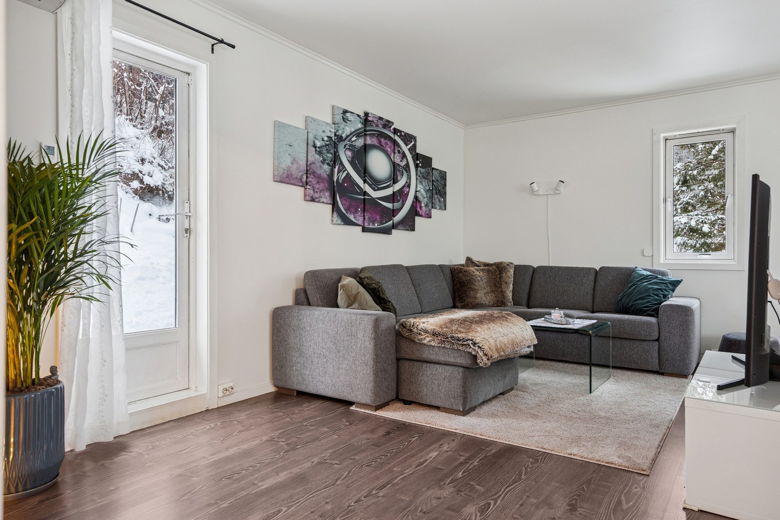 Fra stuen har du direkte utgang til en terrasse på 43 m² - en forlengelse av oppholdsrommet som blir et naturlig sted å trekke ut på varme sommerdager. Galleribilde