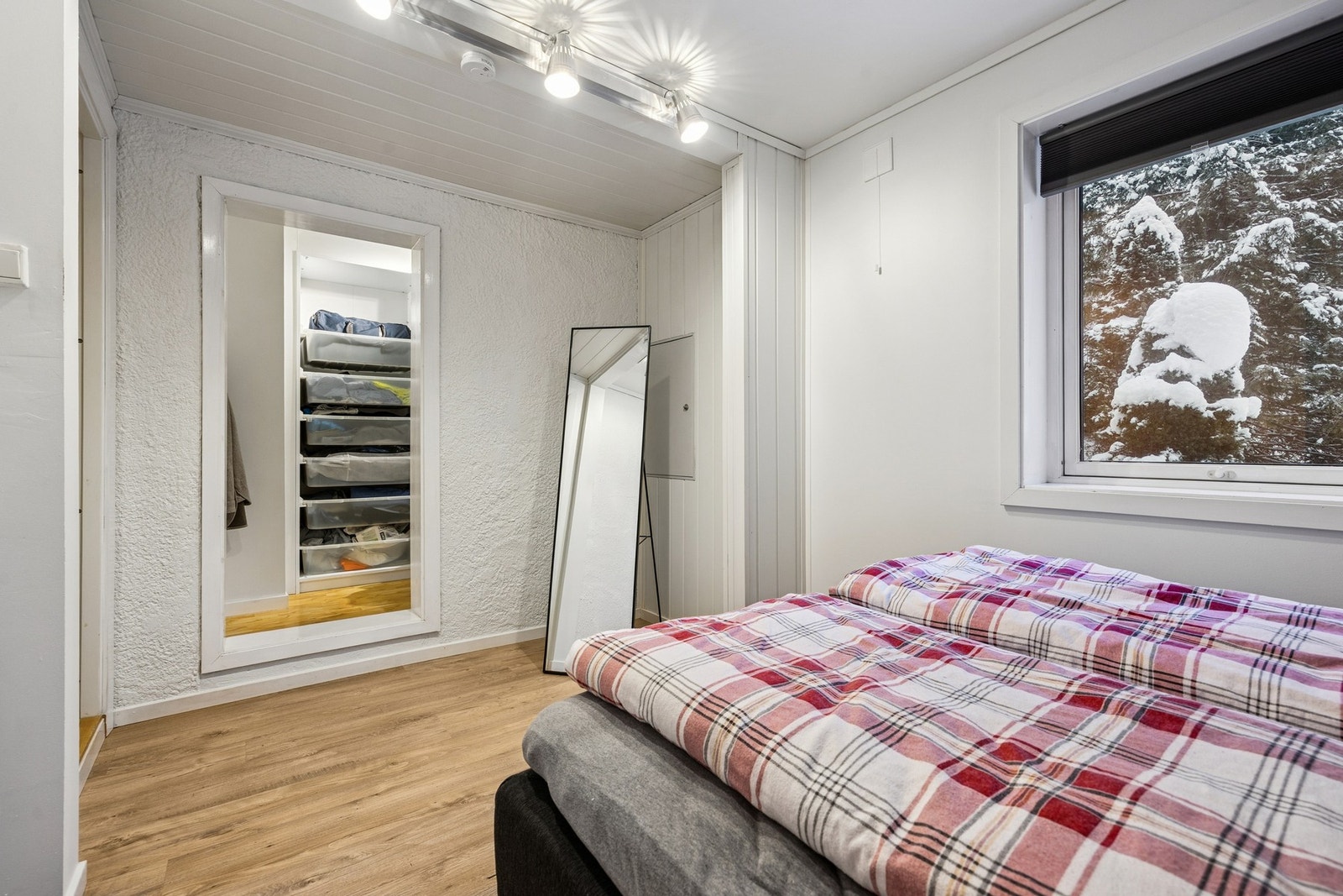 Alle soverommene har store vindusflater som bidrar til en god romfølelse. Galleribilde