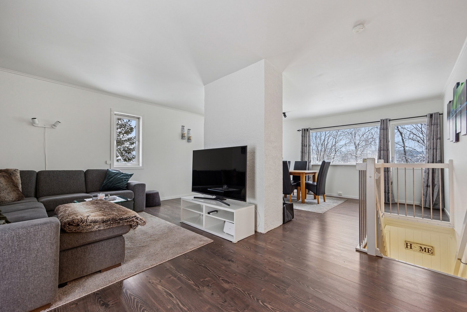 Den gode takhøyden og de gjennomgående, lyse overflatene gir rommet et elegant preg Galleribilde