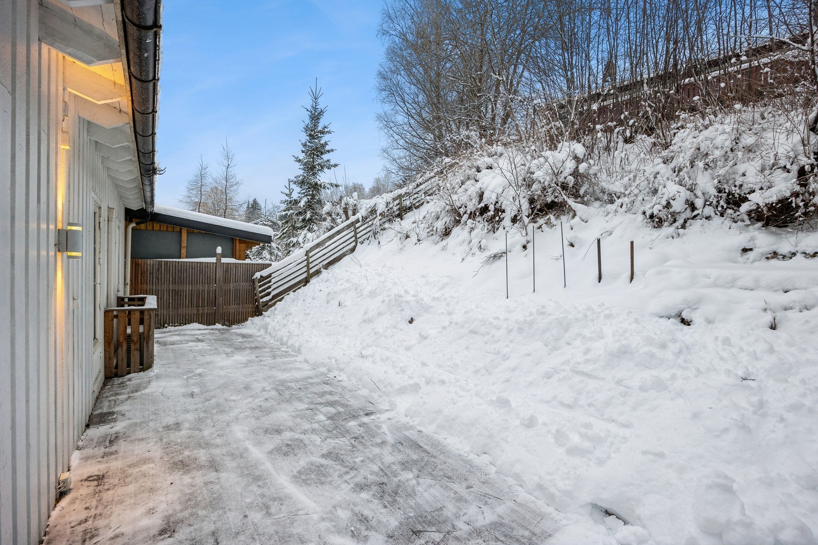 Tomten er pent opparbeidet med grus, plen, beplantning og flere uteplasser som gir gode muligheter for både avslapning og sosiale sammenkomster. Galleribilde
