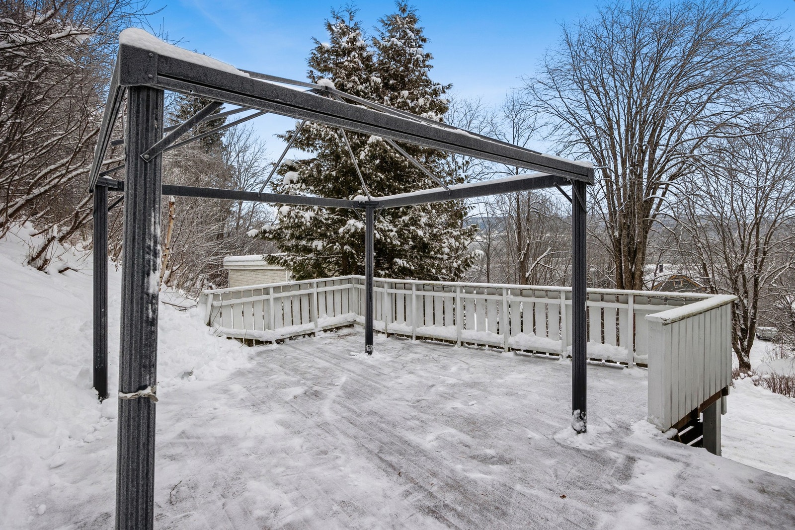 Den solrike beliggenheten og den gode størrelsen gjør terrassen til et av boligens store høydepunkter - et uterom med mange bruksmuligheter gjennom hele sesongen. Galleribilde