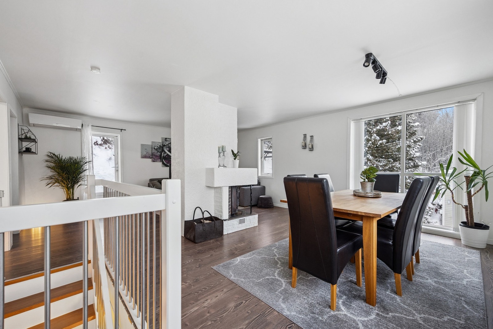 1.etasje består av stue, kjøkken og ett soverom, samt utgang fra stuen til både veranda og romslig terrasse. Galleribilde