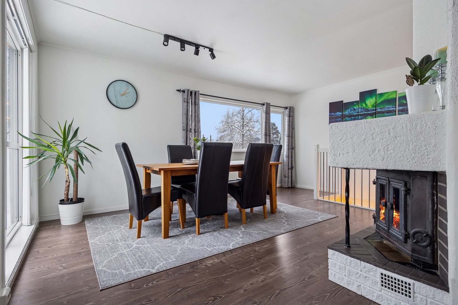 Stuen har et romslig areal på ca. 34,5 m² og byr på gode møbleringsmuligheter for både sofagruppe og spiseplass. Galleribilde