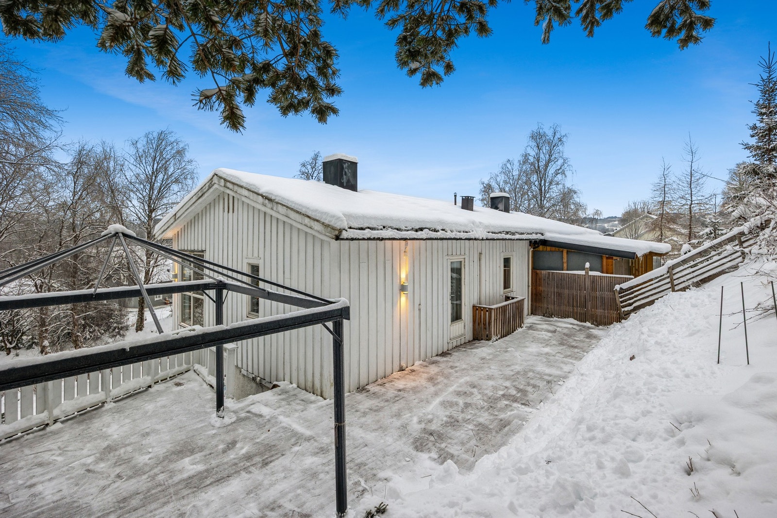 Innholdsrik tomannsbolig med solrike uteplasser, garasje og attraktiv beliggenhet på Selsbakk. Galleribilde