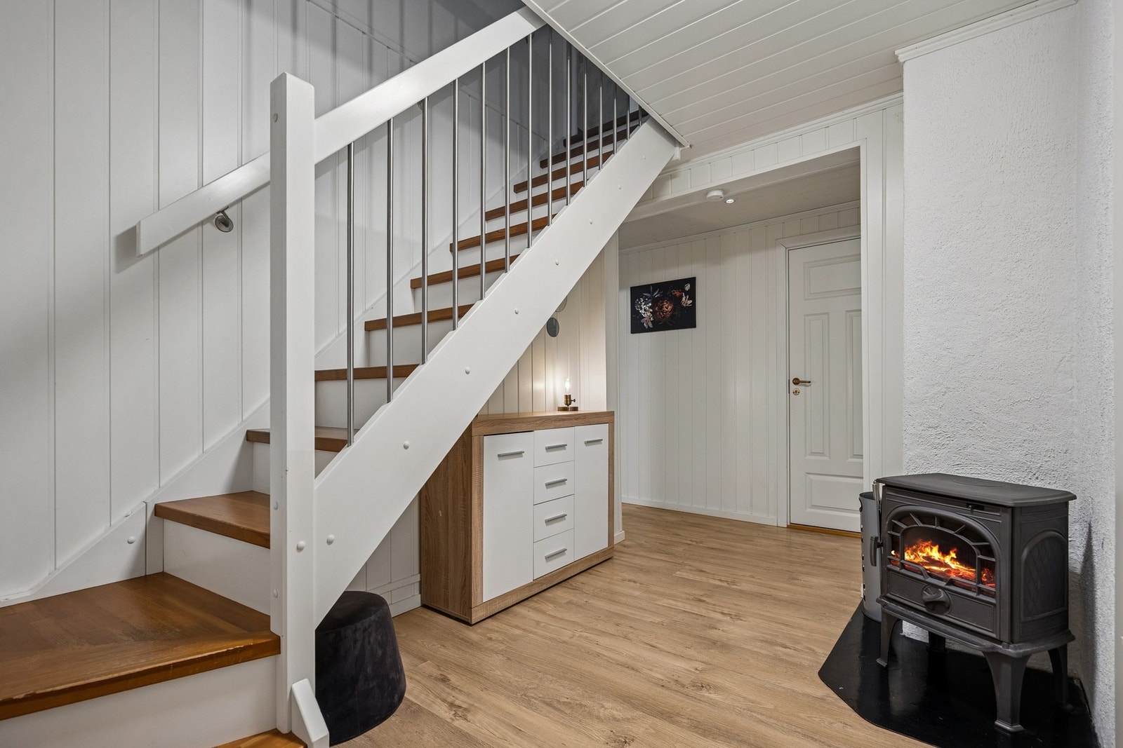Med vedovn på begge etasjene oppnås en behagelig og effektiv varmefordeling i hele boligen. Galleribilde