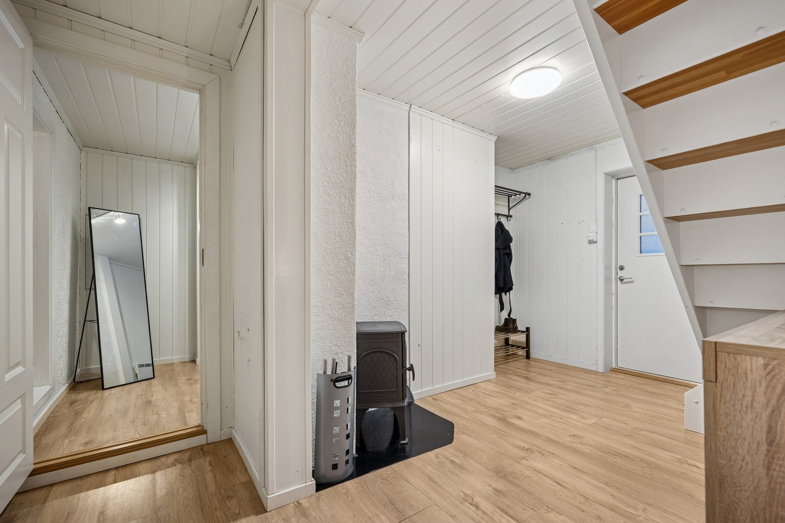 Innbydende entre - Her er det plass til garderobeløsning for yttertøy og sko, slik at familien får en ryddig og funksjonell inngangssone. Galleribilde