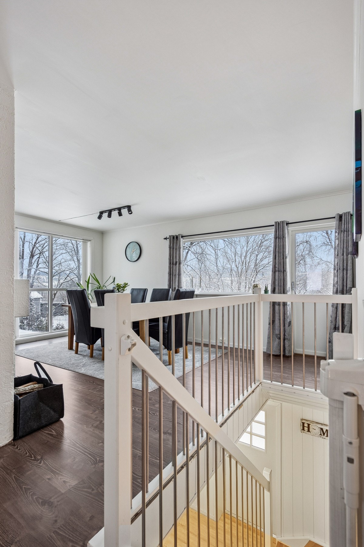 Boligen går over to etasjer samt kaldtloft, og har en praktisk planløsning med totalt 3 soverom, bad, romslig stue og separat kjøkken. Galleribilde