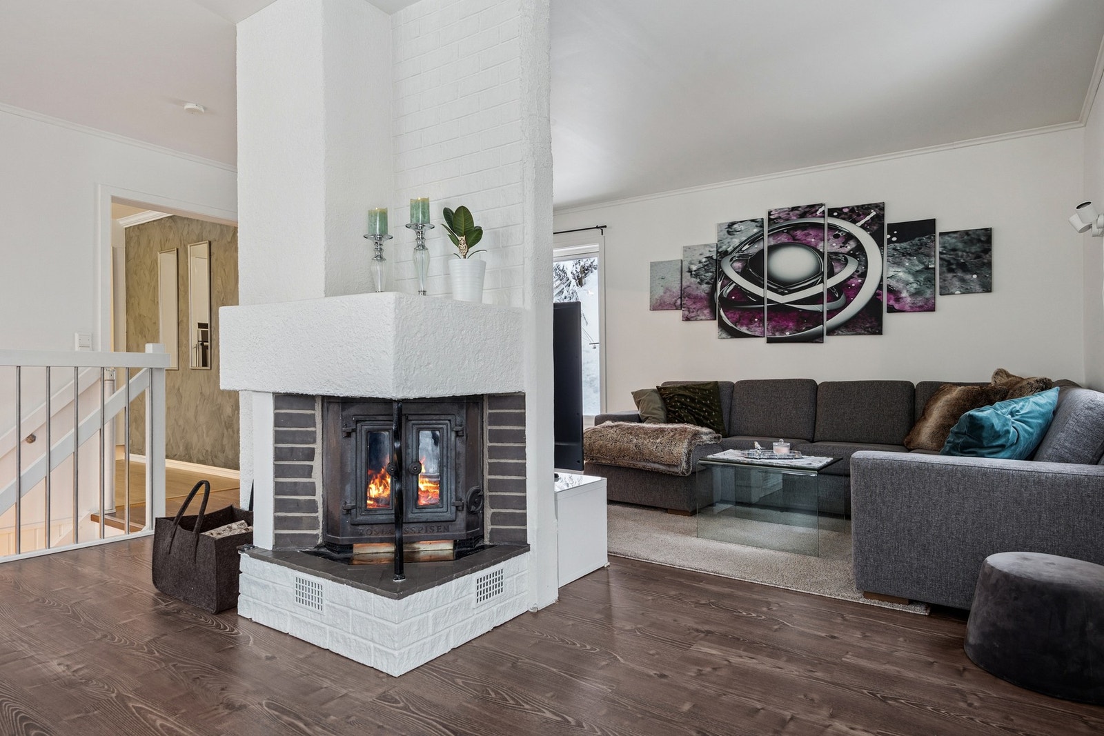 Boligen varmes opp med en kombinasjon av vedovn, varmepumpe og elektriske løsninger - en fleksibel og energieffektiv oppvarming som gir både komfort og lave driftskostnader. Galleribilde