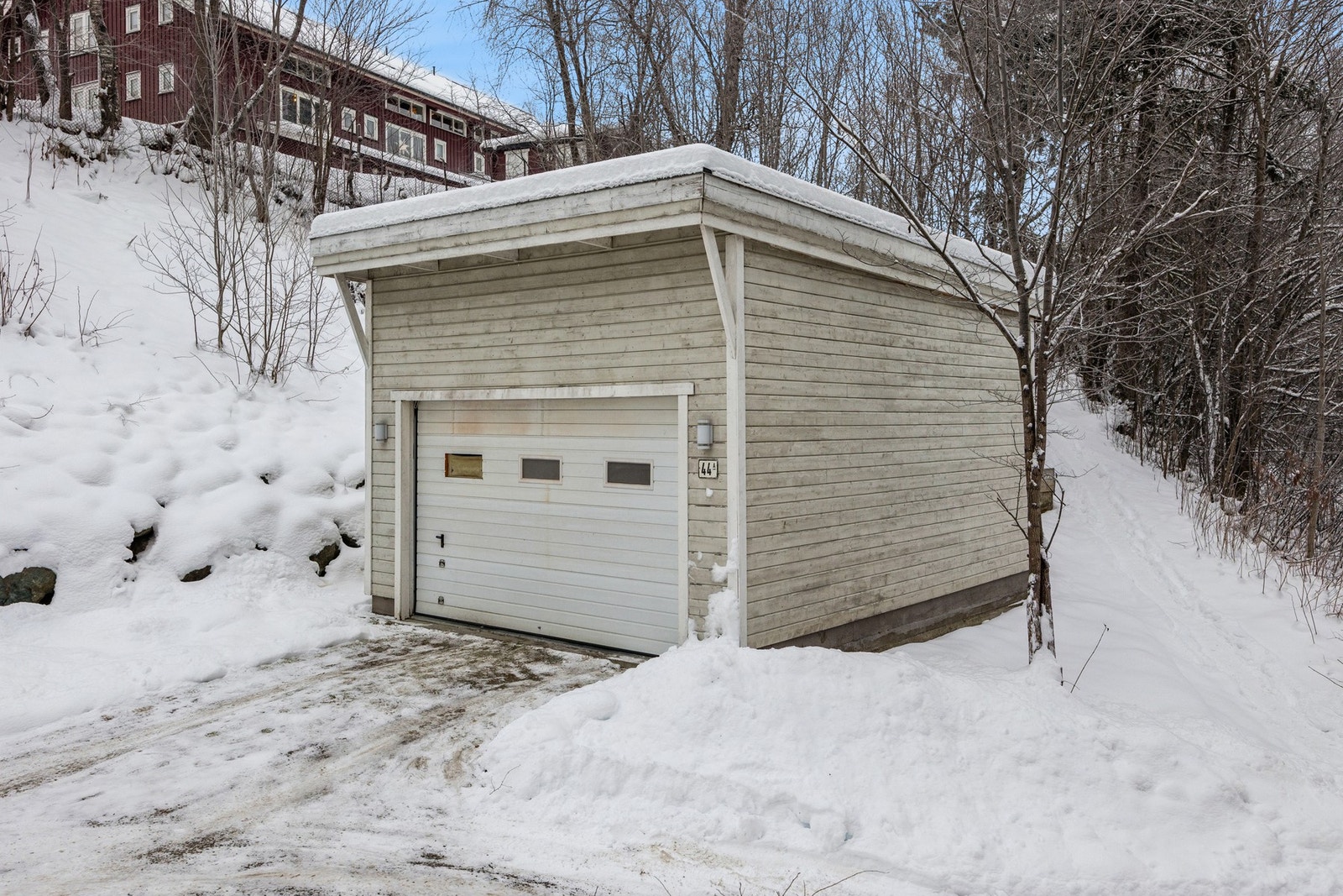 Eiendommen disponerer frittstående garasje på 27 m², samt biloppstillingsplass på tomt. Galleribilde