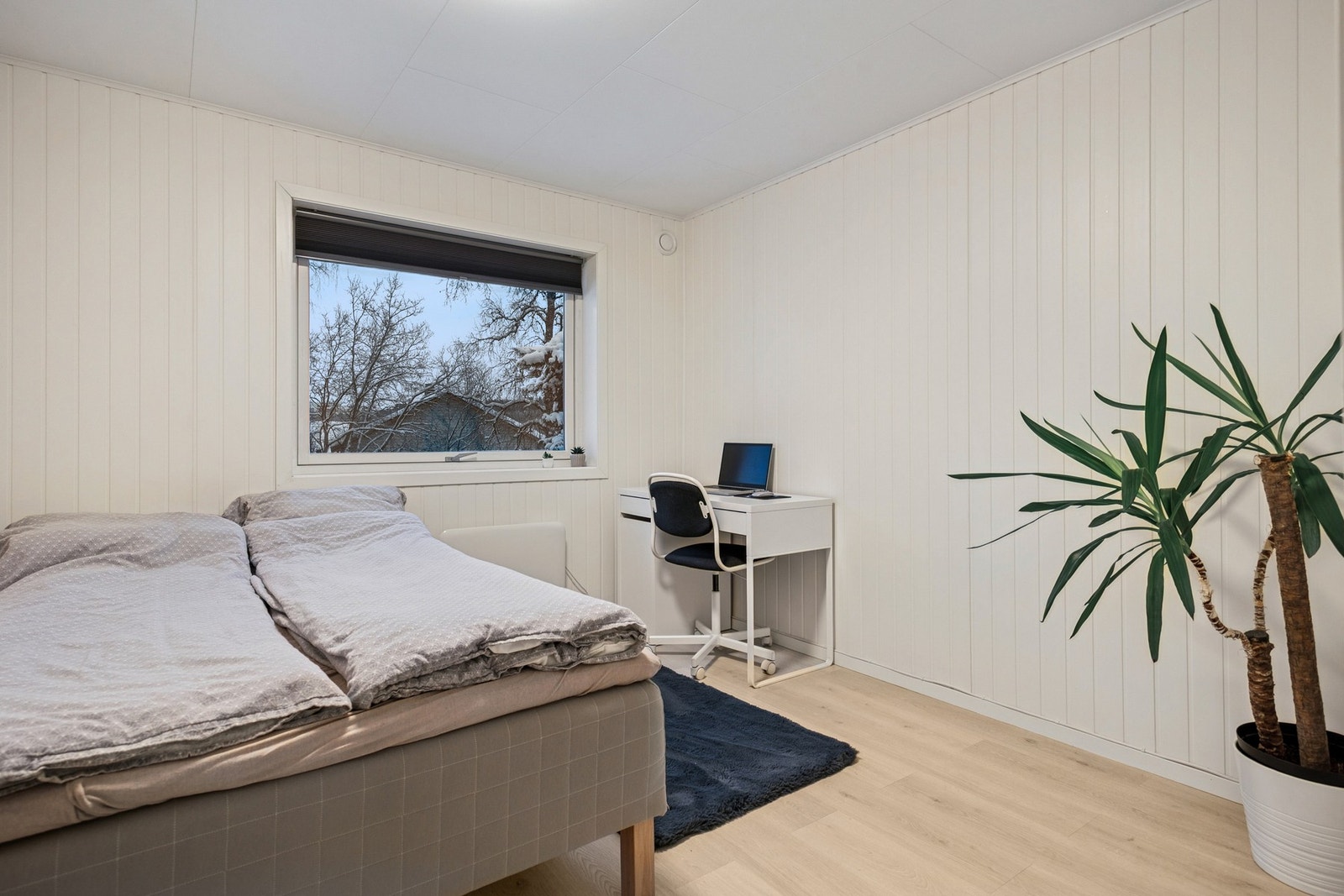 Rommene er fleksible og enkle å møblere, og med nøytrale overflater kan man enkelt sette sitt eget preg og tilpasse rommene til ulike livssituasjoner. Galleribilde