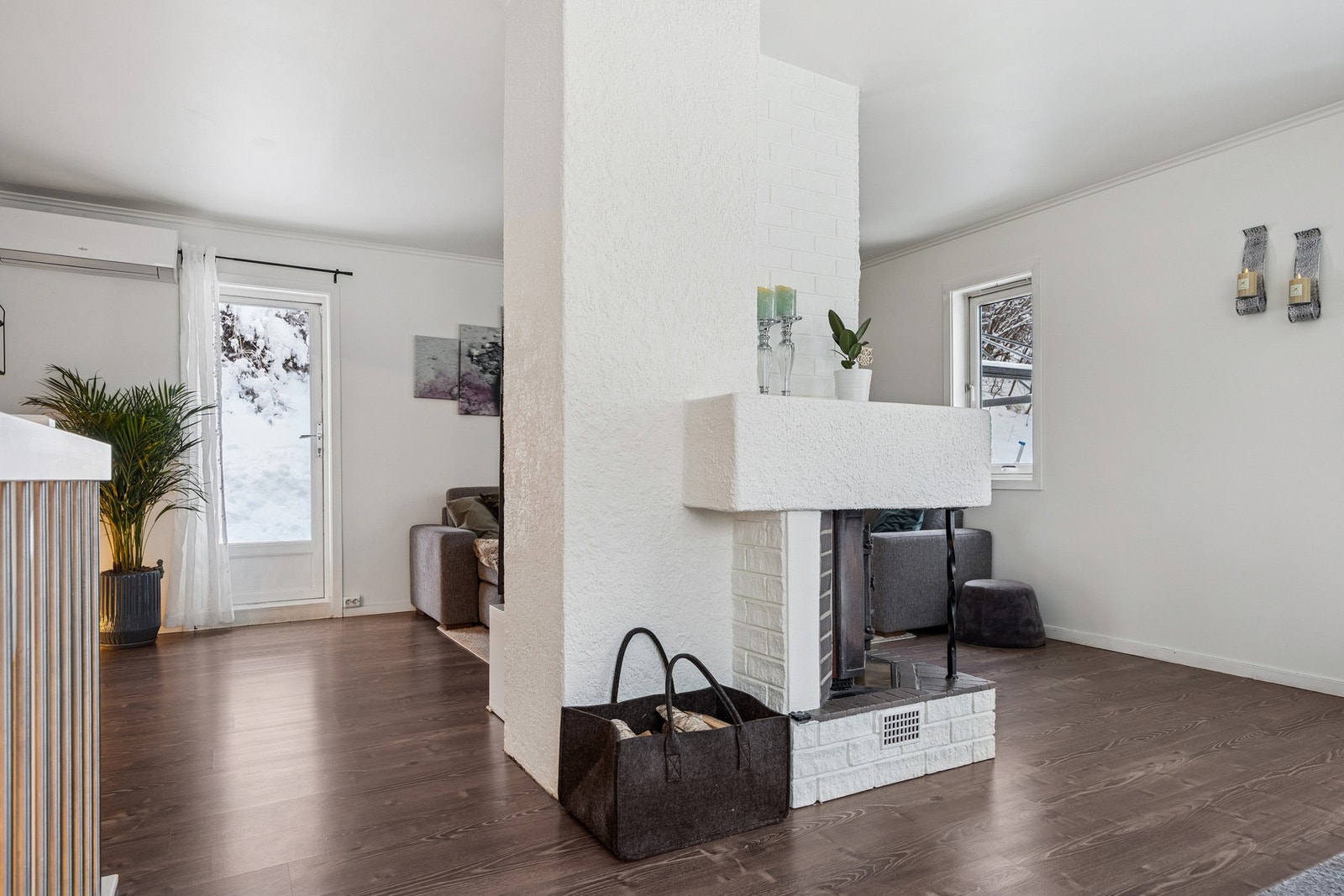 Boligen har et bruksareal på 105 m², fordelt over to etasjer, og er perfekt for både barnefamilier, etablerere og alle som ønsker seg et flott hjem. Galleribilde