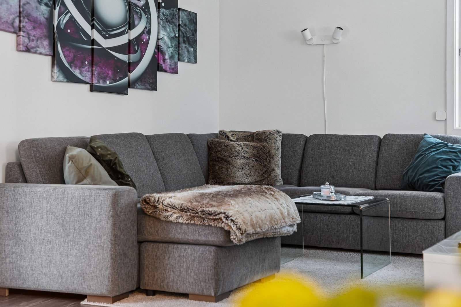 Stuen fungerer som boligens naturlige samlingspunkt og har en god sammenheng med kjøkkenet. Galleribilde