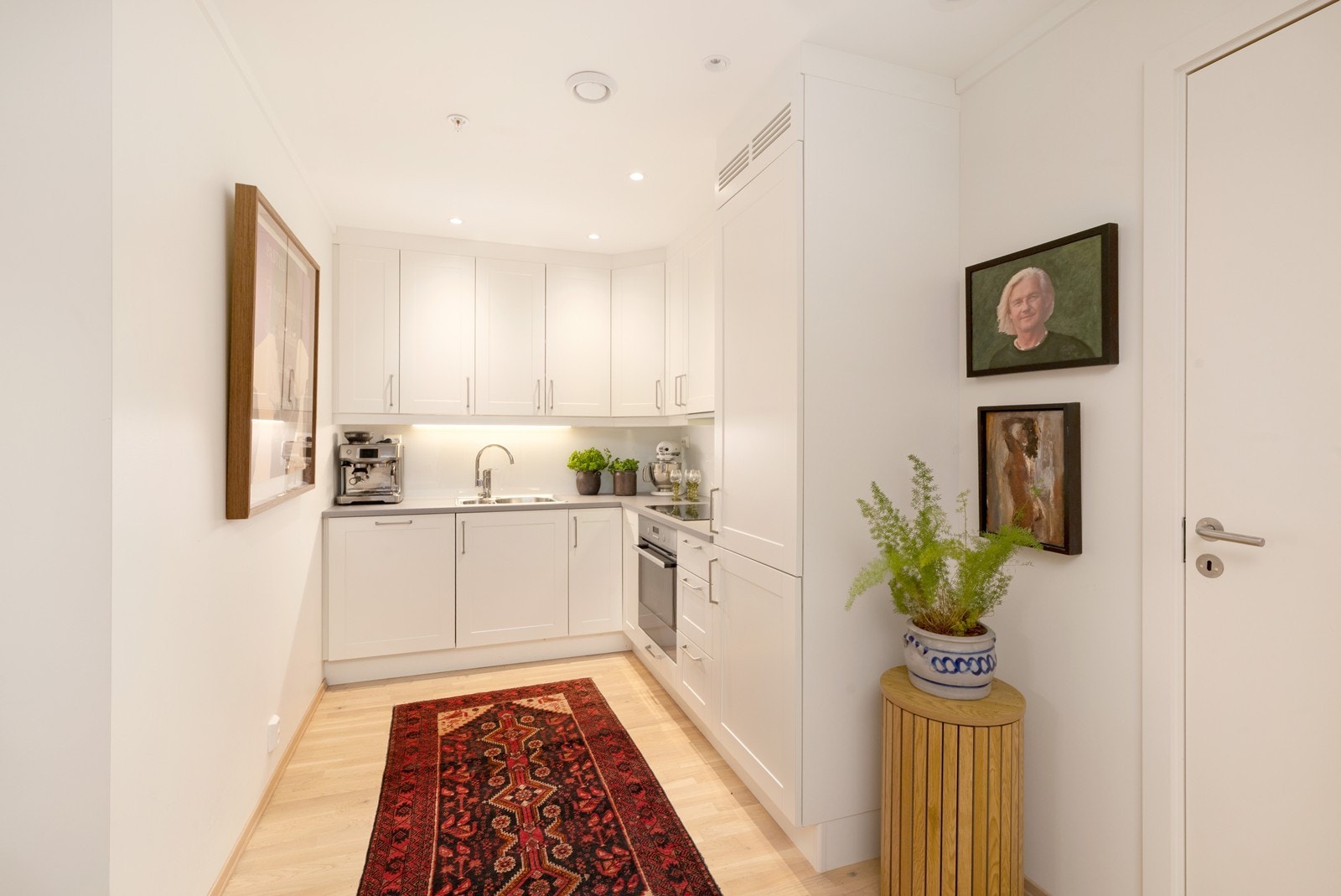 Pent kjøkken med integrerte hvitevarer Galleribilde