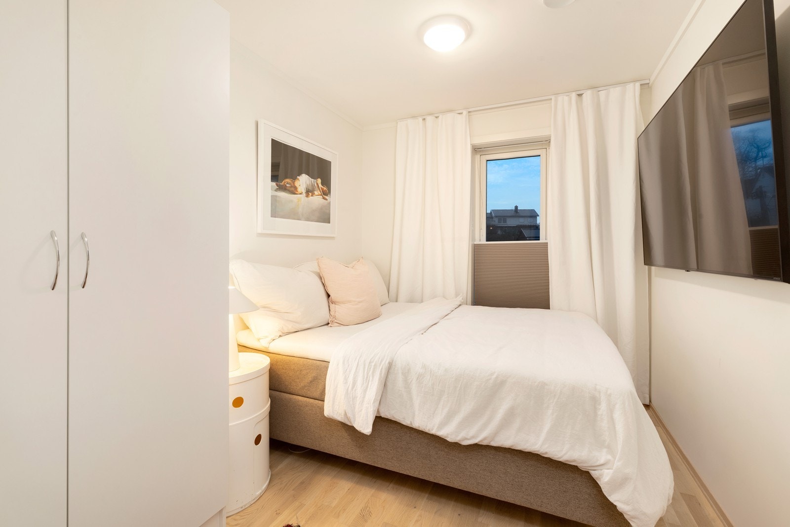 Soverom med med god plass til dobbeltseng Galleribilde